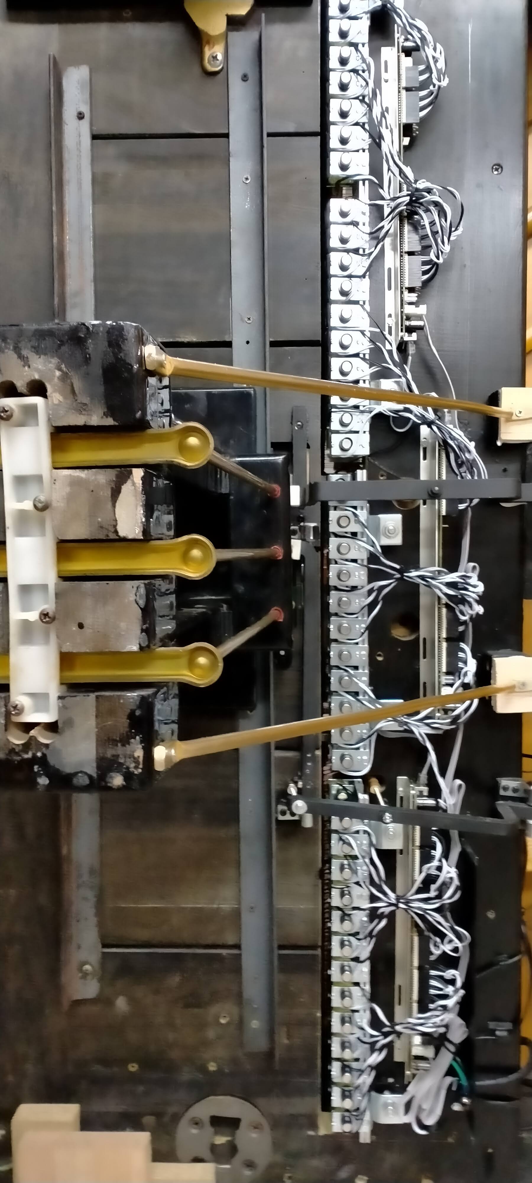 Mecanismo de pedales con solenoides instalados