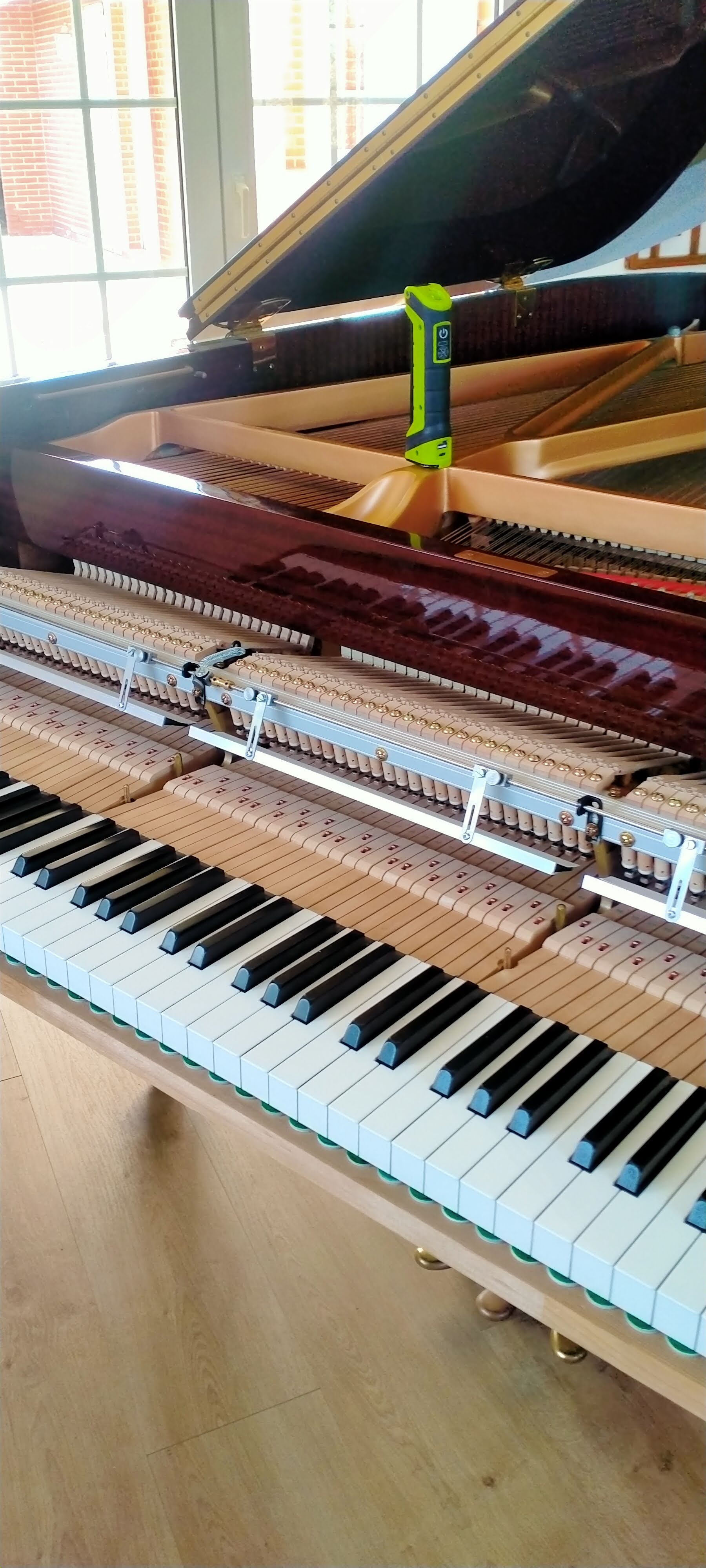 Piano de cola con sistema silenciador instalado