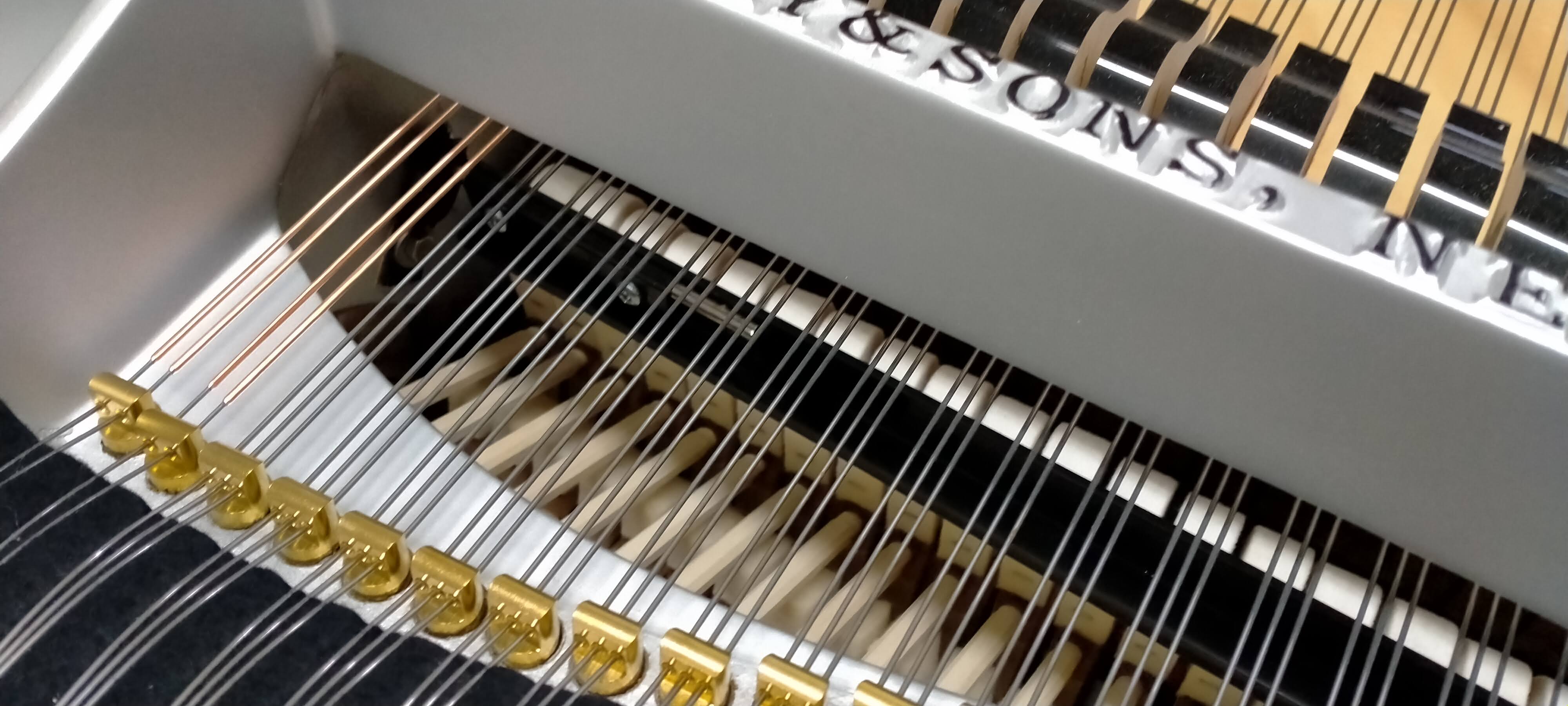 Martillos de piano siendo ajustados a mano por técnico