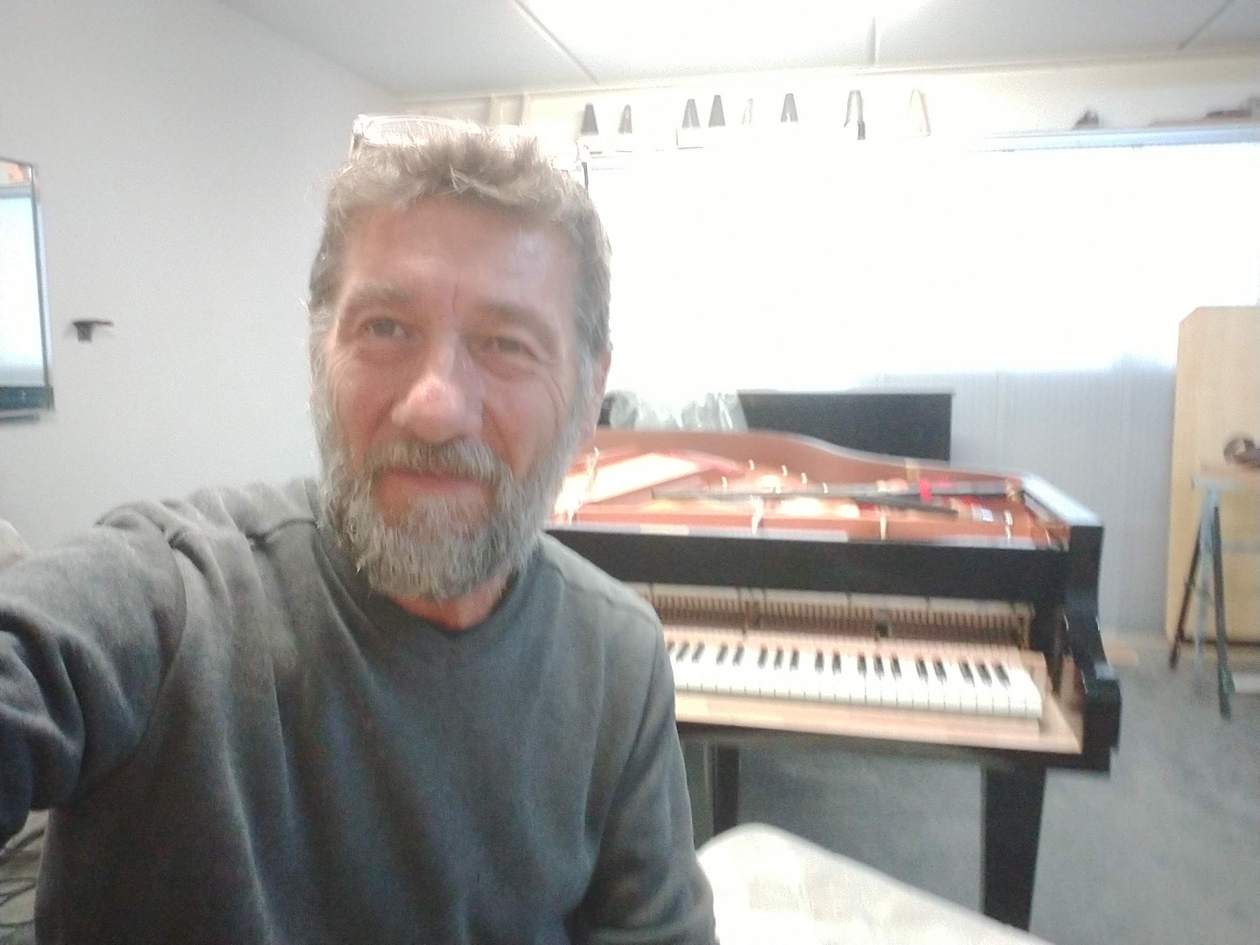 Gonzalo Palenzuela con piano de cola en sala de trabajo