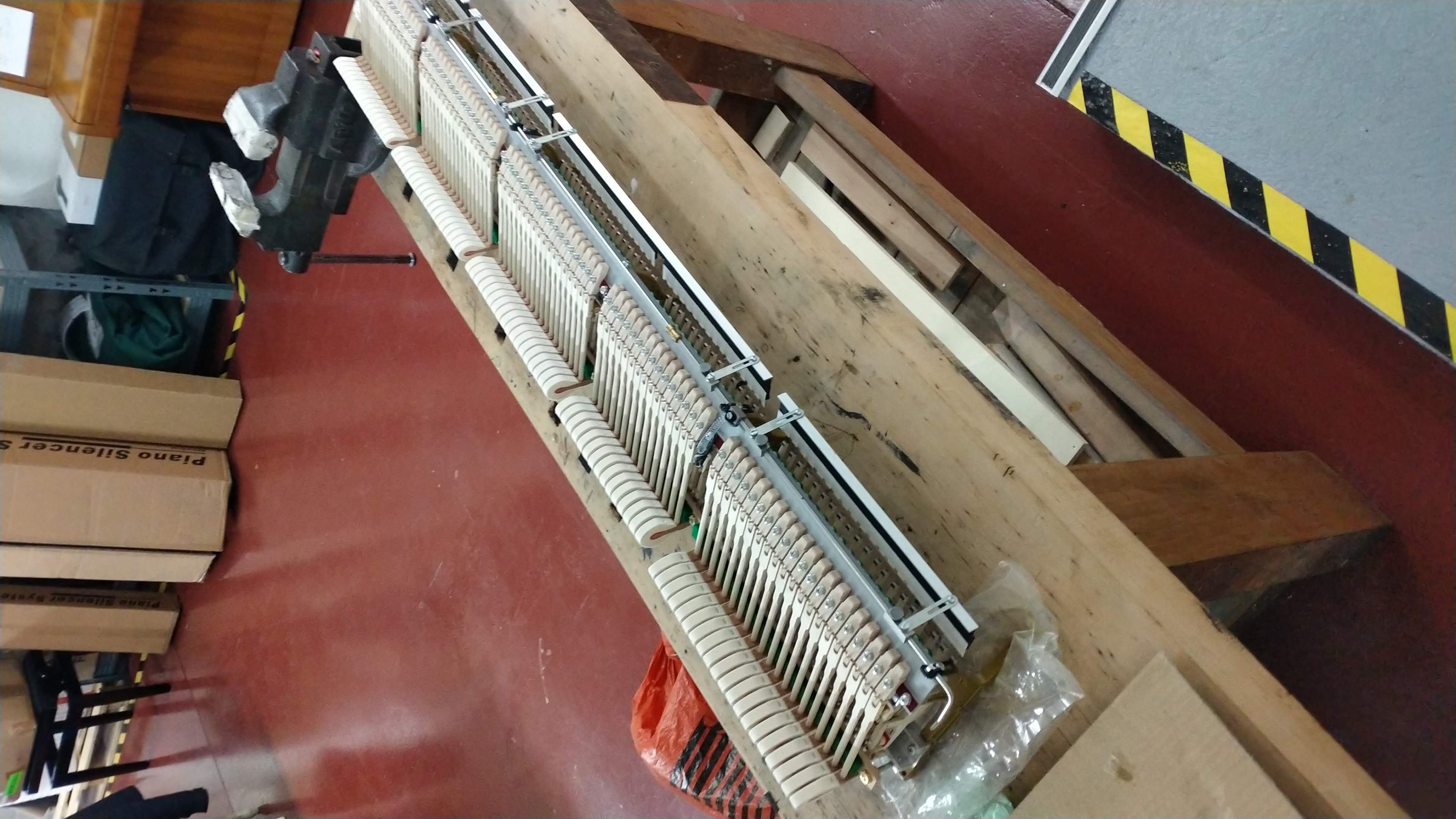 Sistema silenciador Piano Silencer en banco de trabajo