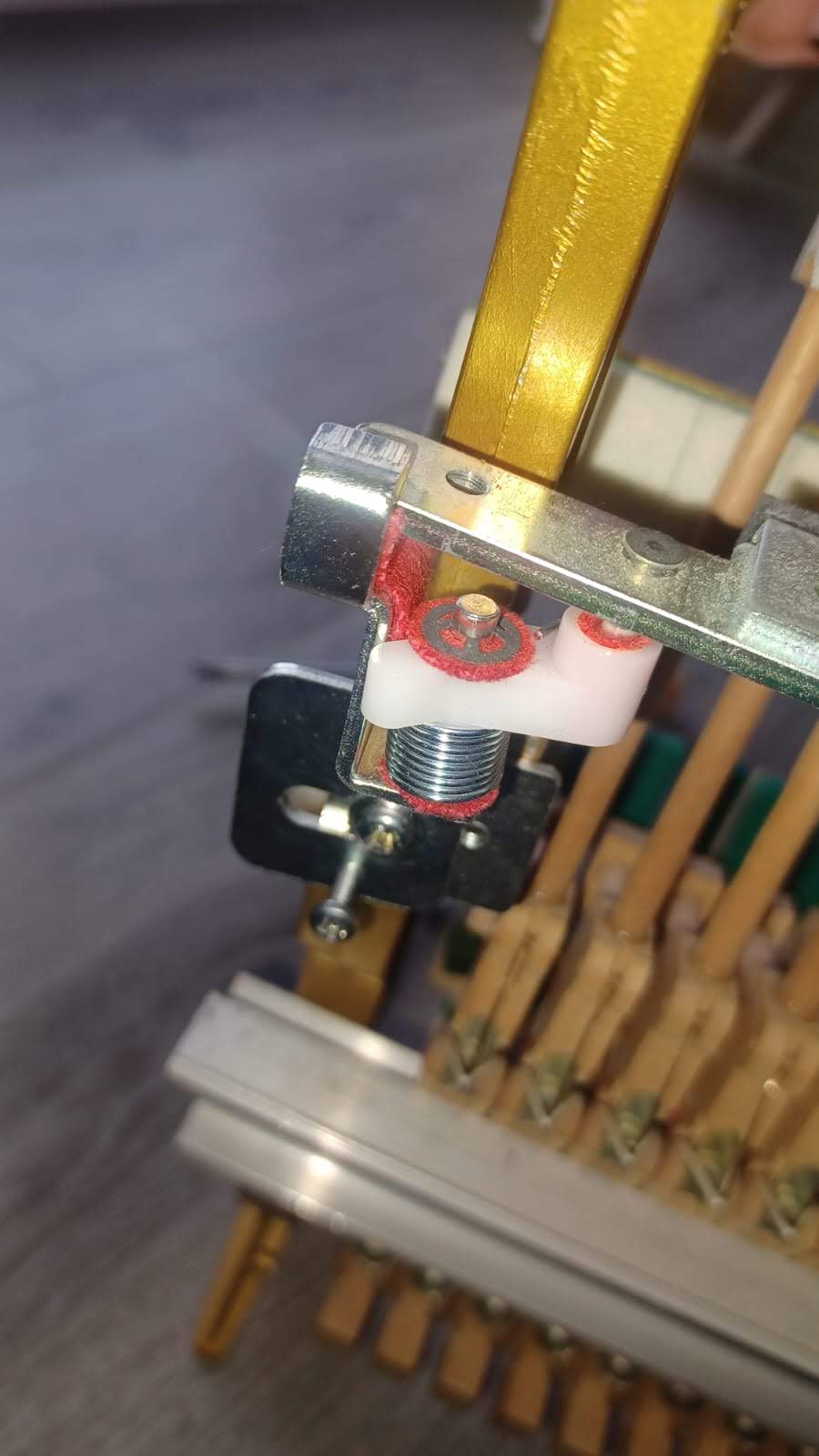 Detalle del mecanismo silenciador con fieltro rojo