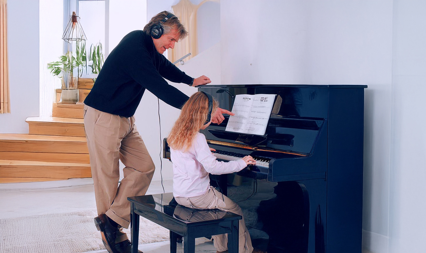 Persona con auriculares enseñando piano con sistema silenciador
