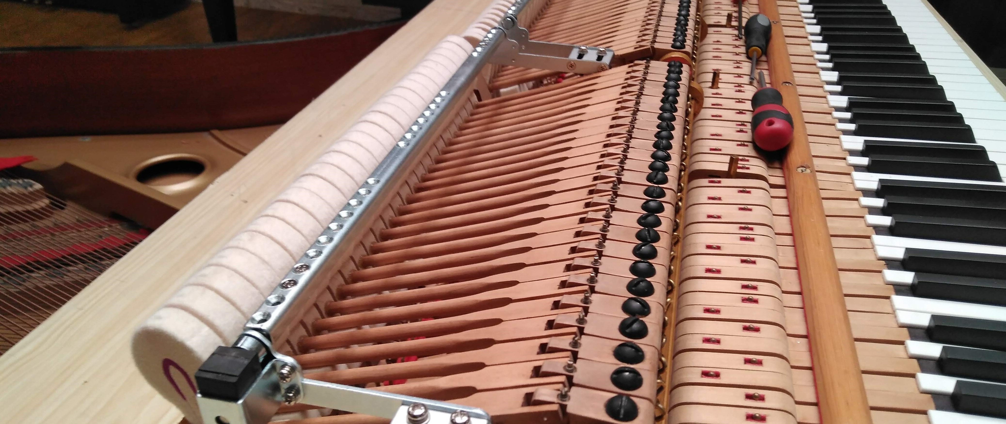 Gonzalo Palenzuela técnico afinador trabajando en piano de cola